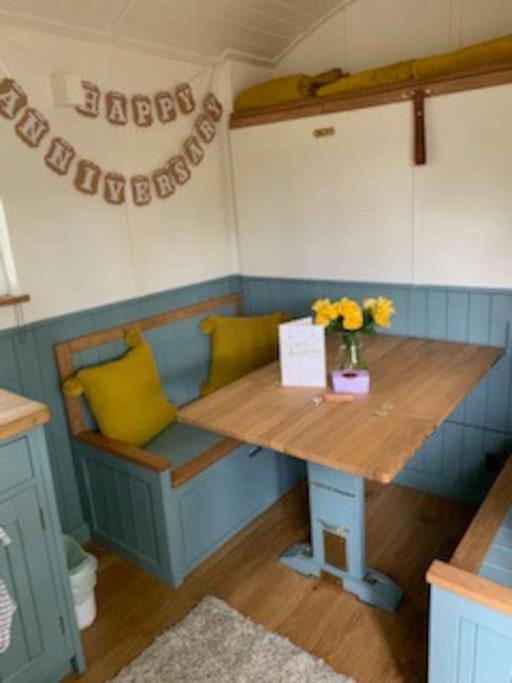 Hollingbourne Romantic Shepherds Hut With Stunning Sunsets מראה חיצוני תמונה